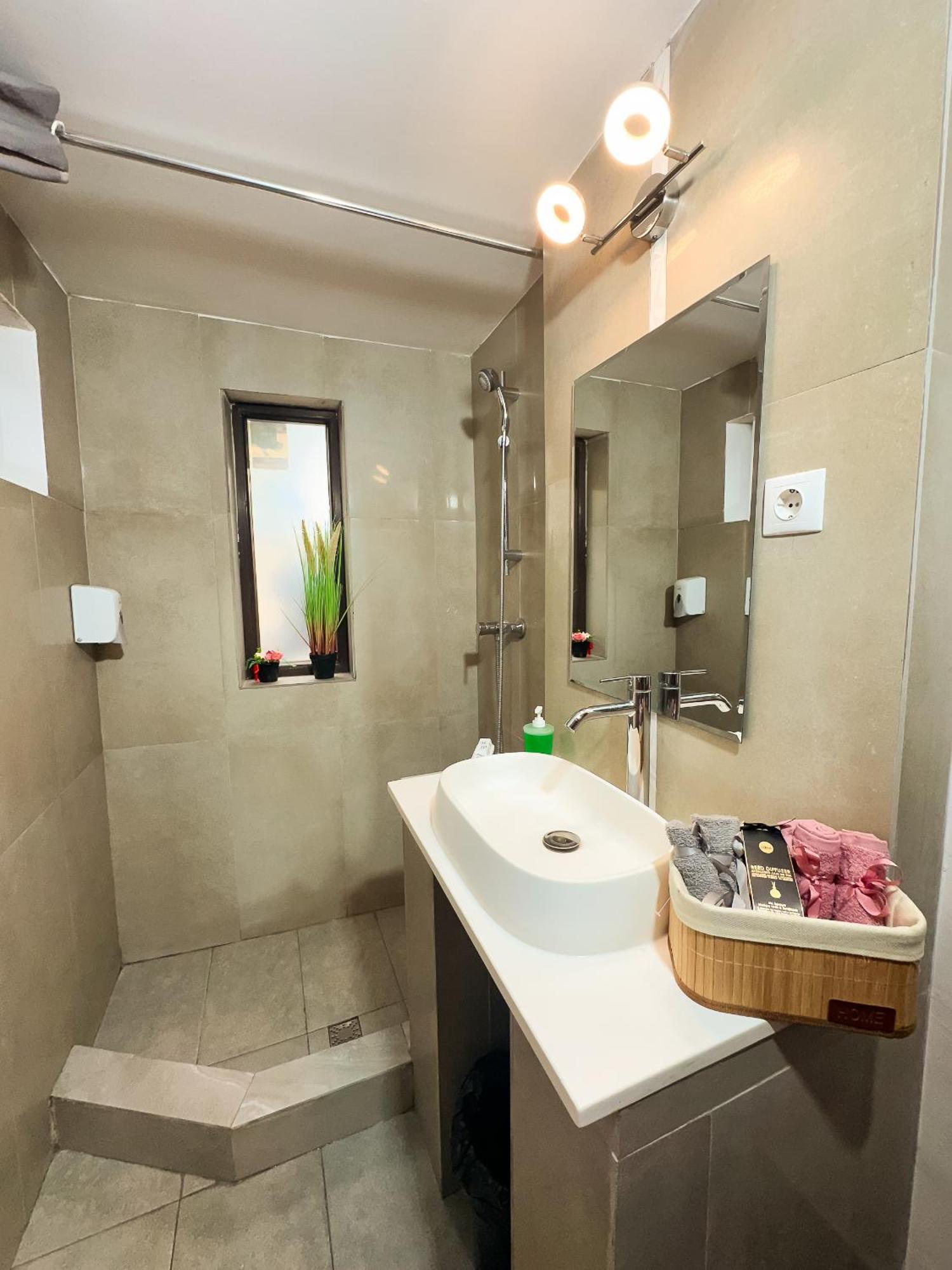 Venus Central Lux Studio Κραϊόβα Εξωτερικό φωτογραφία